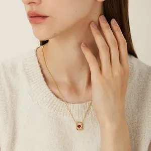 Franse retro gouden ketting met vierkante plaat en hartvormige rode edelsteen