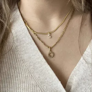 Collar dorado de capas con colgantes de letra S y carita sonriente en cadena de serpiente