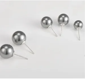 Vista detallada de perlas redondas grises en pendientes de plata S925 con brillo metálico