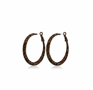 Vue détaillée de boucles d'oreilles léopard rondes avec finition en résine acrylique