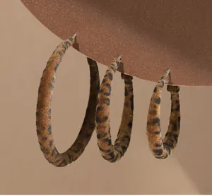 Détails de trois tailles différentes de boucles d'oreilles en velours à motif léopard
