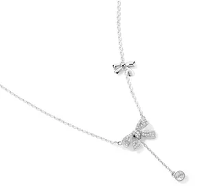 Vista dettagliata della collana in argento con fiocco, nappe in zircone ed elegante goccia a Y