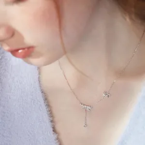 Elegante collana con pendente a fiocco in argento e nappa di cristallo su modella