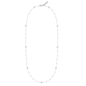 Elegante lange Perlenkette mit Silberkette und Karabinerverschluss auf weißem Grund