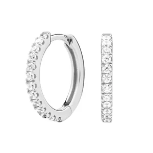 Boucles d'oreilles créoles en argent serties de zircons cubiques brillants et chic