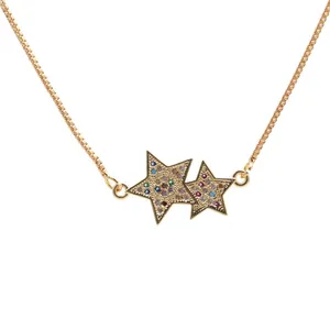 Collier double étoile dorée avec zircons colorés sur une fine chaîne box