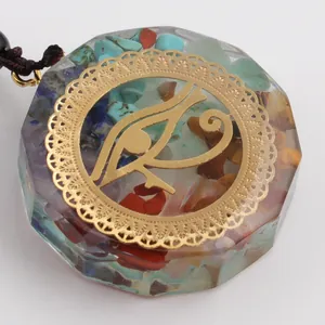 Detailopname van achthoekige Orgone hanger met edelstenen en Oog van Horus symbool