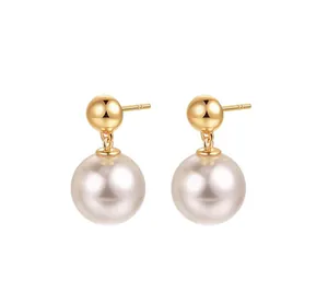 Detailweergave van S925 sterling zilveren gouden oorknopjes met witte parelhangers