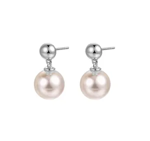 Detail van S925 zilveren oorknopjes met glanzende ronde parels en metalen balletjes