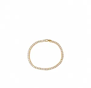 Gros plan détaillé d'un bracelet tennis doré avec pierres en zircon et détails du fermoir