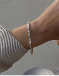 Détail d'un bracelet tennis en argent serti de zircons cubiques porté sur le poignet