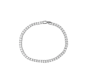Détail d'un bracelet tennis argenté avec zircons brillants et fermoir à rabat