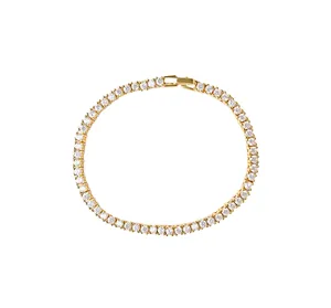 Détail macro du bracelet tennis doré orné de cristaux blancs étincelants micro-pavés