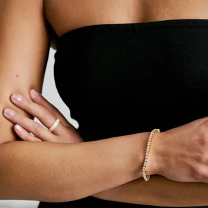 Bracelet tennis doré et bague sertie de zircons brillants pour un style hip-hop chic