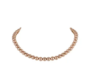 Makro-Detail einer runden Champagner-Perlenkette mit elegantem Metallglanz und Schimmer
