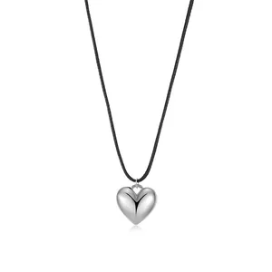 Minimalistischer Herzanhänger aus Silber mit schwarzer Kordelkette für Damen