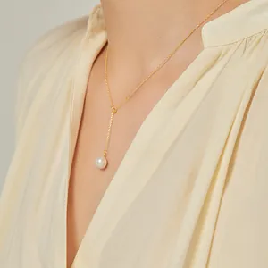 French vintage gold Y-necklace with elegant pearl pendant on a delicate chain
