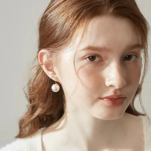 Orecchini di perle tonde vintage francese con eleganti ganci dorati da donna