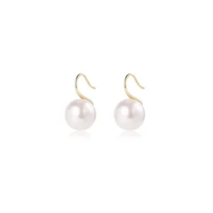 Orecchini di perle rotonde vintage francesi con ganci dorati su sfondo bianco