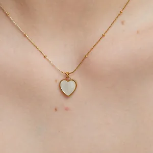 Collar vintage francés de cuentas doradas con colgante de corazón de nácar blanco