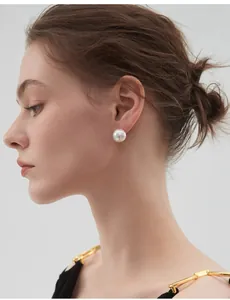Nahaufnahme eines großen weißen runden Perlenohrrings im französischen Vintage-Stil