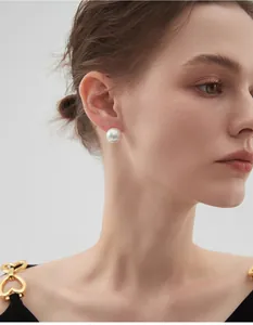 Nahaufnahme einer eleganten großen runden Perlenohrringe im französischen Vintage-Stil