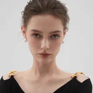 Elegante runde Perlenohrringe, getragen von einem Modell in schwarzer Kleidung