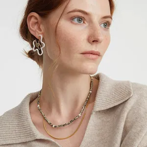 Collana a doppio strato a serpente con perle e orecchini a goccia a forma di onda
