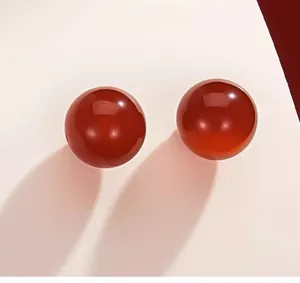 Dettaglio di perle tonde in agata rossa con finitura lucida e lucentezza raffinata