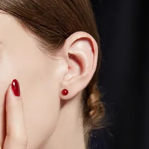 Orecchini a perno con agata rossa da donna dal design minimalista e finitura lucida