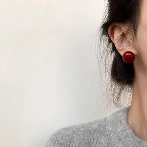 Boucles d'oreilles perles rouge foncé fini brillant pour un style élégant automne hiver