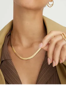 Nahaufnahme der eleganten goldenen Schlangenkette für einen stilvollen Look am Hals