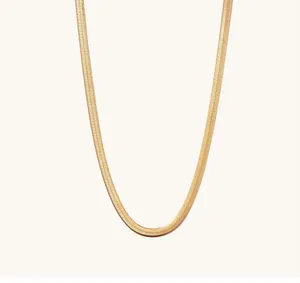 Makroaufnahme der goldenen Schlangenkette mit glatter Metallstruktur und edlem Glanz