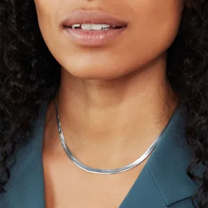 Elegante flache Schlangenkette aus Silber für Damen in minimalistischem Design