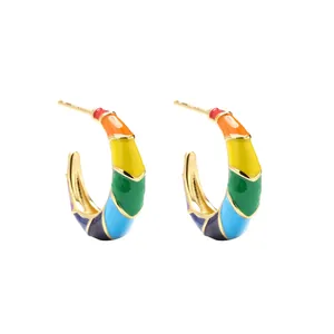 Regenboog emaille C-vormige kruis oorbellen in 18k verguld koper voor dames