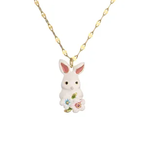 Collier chic avec pendentif lapin doré, oreilles roses, fleurs et petites gemmes