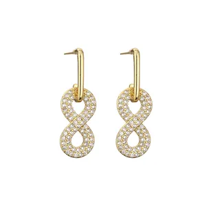 Elegante vergulde infinity oorbellen met micro-geplaveide witte zirkonia steentjes