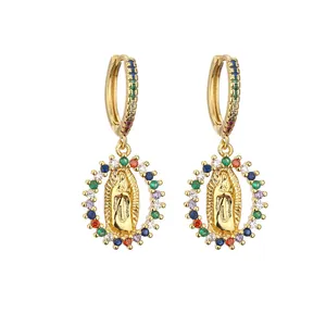 Vergulde Guadalupe oorbellen met kleurrijke edelstenen en religieuze hangers