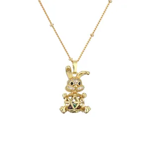 Collier avec pendentif lapin doré serti de zircons et une boule de pierres précieuses