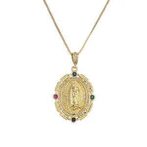 Collana con ciondolo Vergine Maria placcata in oro con zirconi colorati e trama a spiga