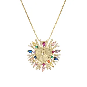 Collana a cuore in oro con rilievo della Vergine Maria e zirconi colorati su bianco
