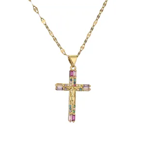 Collana con ciondolo a croce placcata in oro con zirconi colorati su catena sottile