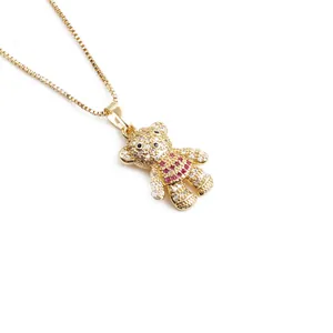 Collier ours doré avec pierres de zircon blanches et roses sur chaîne maille