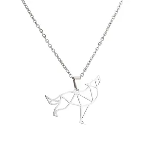 Polierte Edelstahl-Halskette mit einem geometrischen Origami-Wolf-Heul-Anhänger