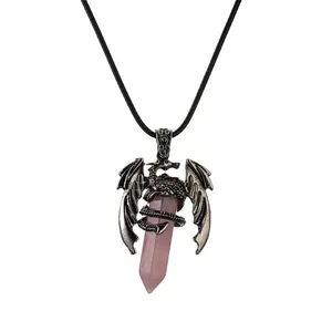 Pendente a drago vintage con colonna esagonale di cristallo rosa su cordino nero