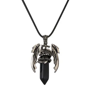 Collana con ciondolo a forma di drago vintage e cristallo esagonale su sfondo bianco