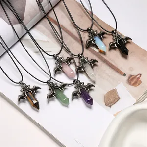 Collana con Pendente a Pilastro Esagonale in Cristallo con Ali di Pipistrello Gotico Vintage per Donna Uomo Gioielli in Pietra Lega di Rame Argento Antico