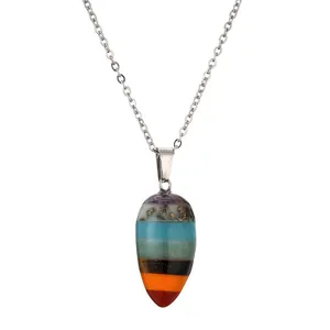 Collier avec pendentif pilier hexagonal coloré et chaîne en métal argenté sur fond blanc