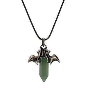Collana gotica a pipistrello con prisma di cristallo verde e ali in argento vintage