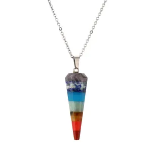 Pendentif de guérison sept chakras arc-en-ciel avec chaîne argentée sur fond blanc